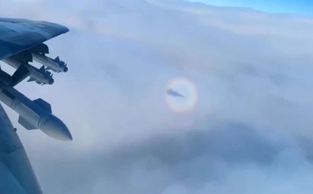 Ukraiņu iznīcinātāja pilots iemūžina satriecošu atmosfēras parādību