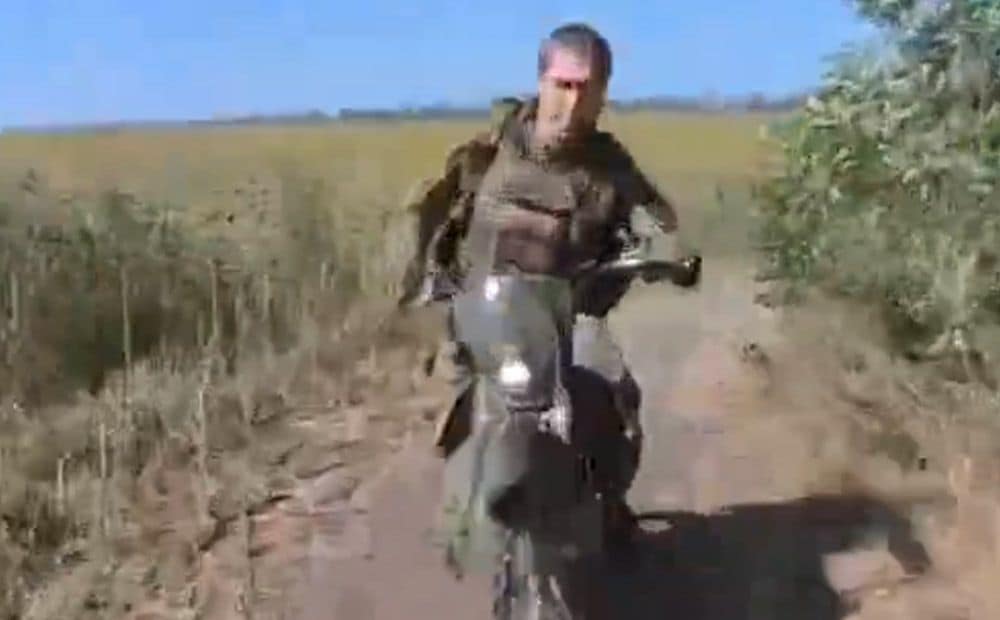 Divi okupantu karavīri uz lauku zemes ceļa saduras ar motocikliem
