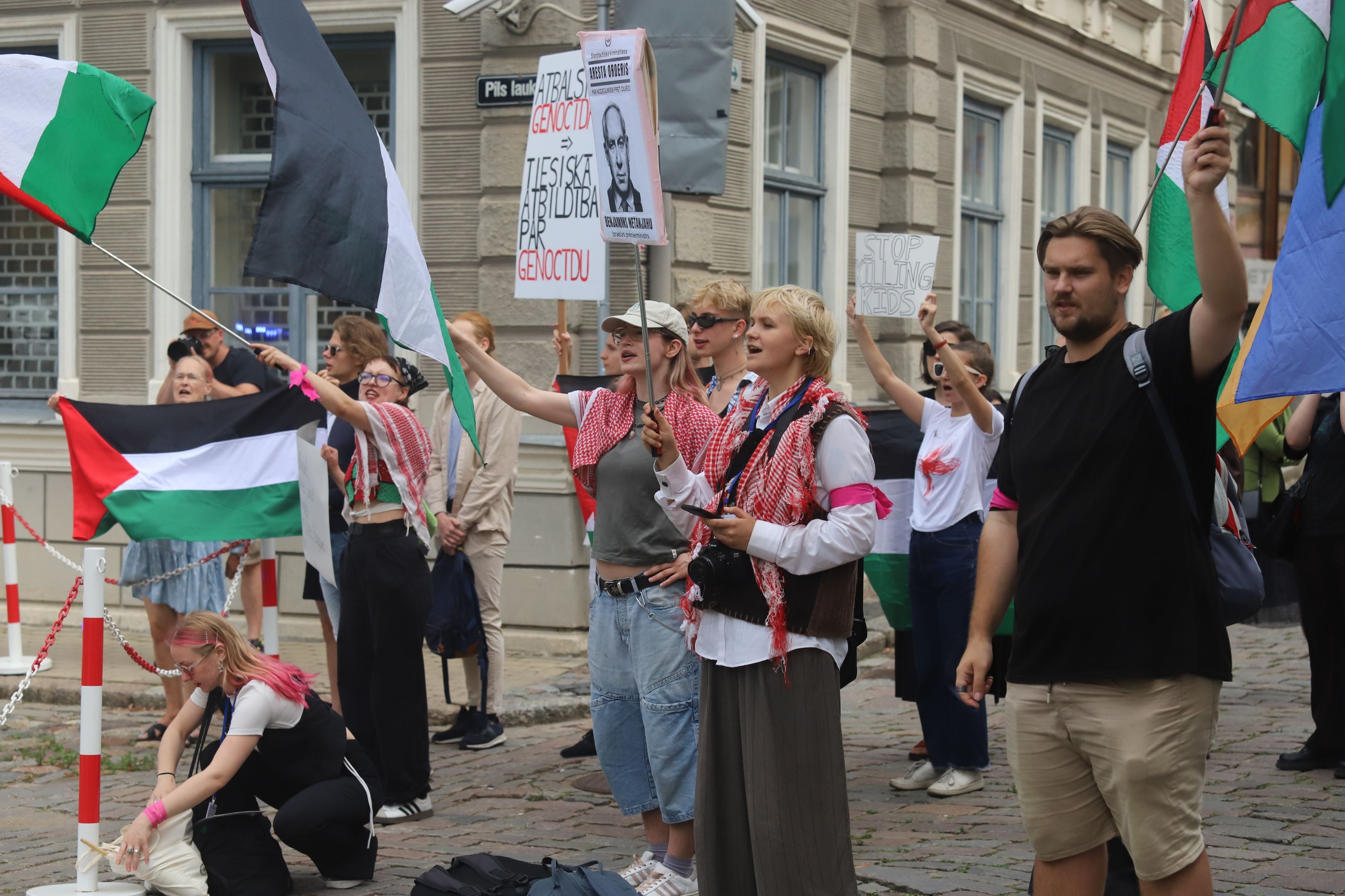 Kustība "Par brīvu Palestīnu" kliedz palestīniešu atbalsta saukļus pie Rīgas pils, kamēr fonā skan Latvijas valsts himna