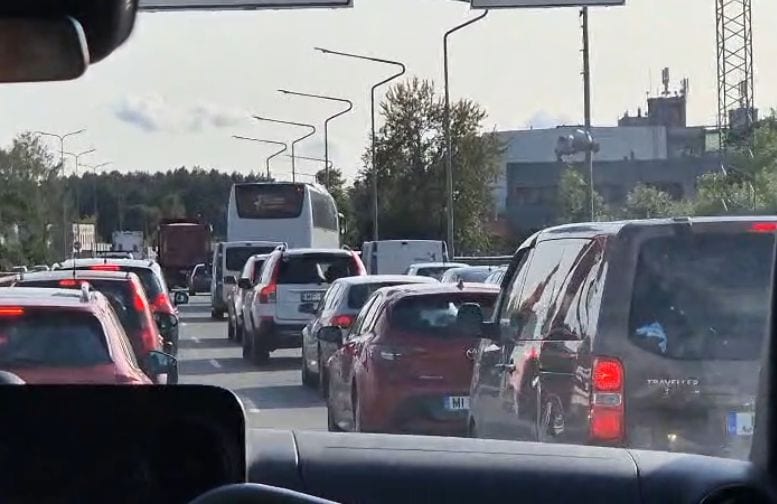 "Kas būs, kad sāksies skola?" cilvēkus dzen izmisumā milzīgie sastrēgumi uz A7 šosejas
