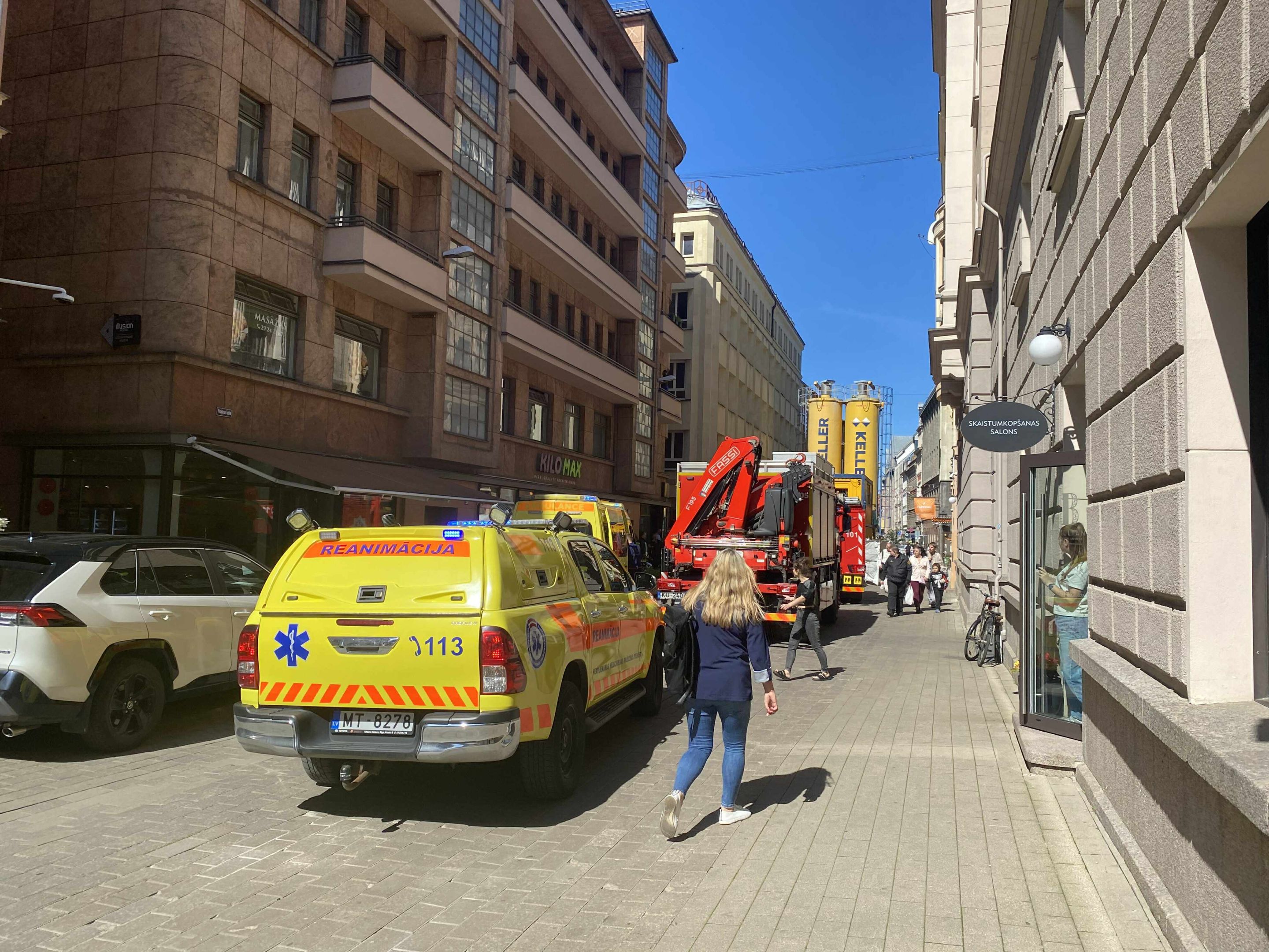 Vecrīgā, Kaļķu ielā ieradušies policisti un glābēji