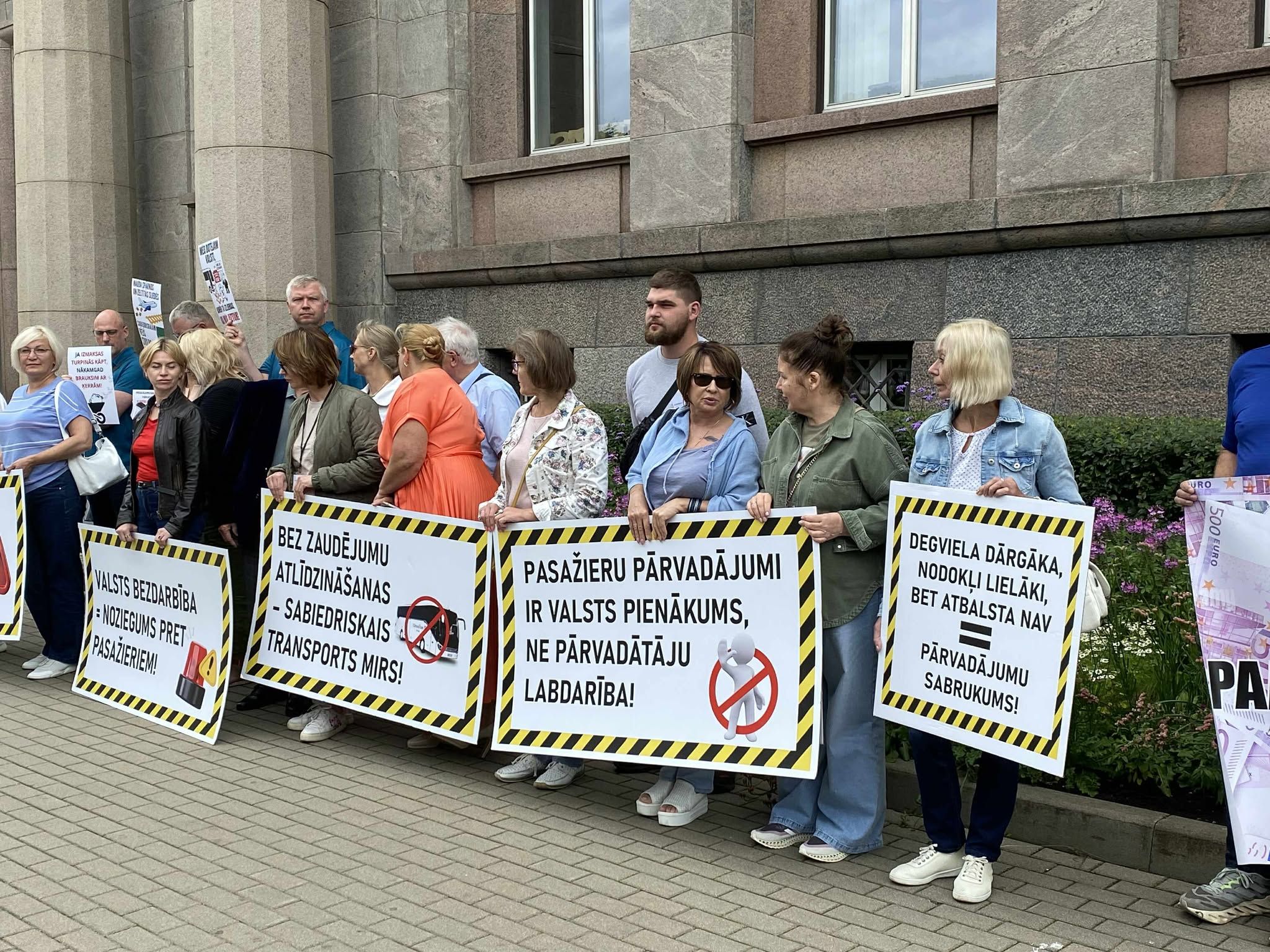 Pasažieru pārvadātāji protestē Rīgas centrā