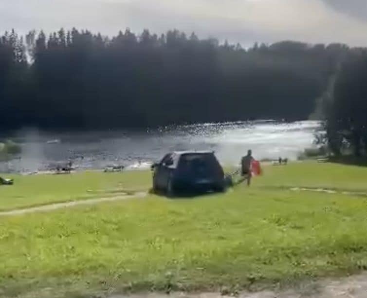 Automašīna ieripo Roķēnu ūdenskrātuvē