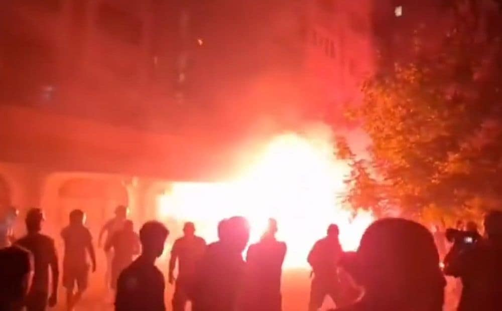 Serbijā izceļas sadursmes starp demonstrantiem, policiju un valdības atbalstītājiem