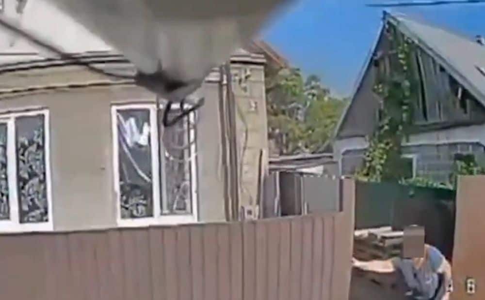 Pokrovskas iedzīvotāji eskortē dronu uz krievu okupantiem, kas iefiltrējušies kādā mājā