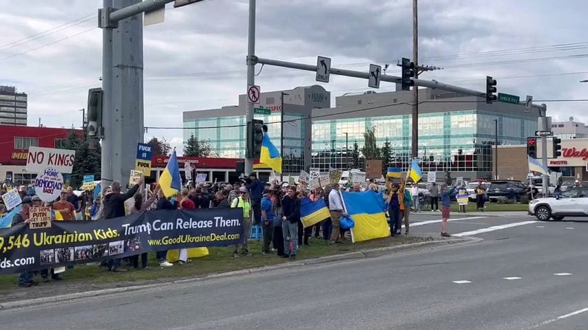Ankoridža sagaida Putinu un viņa delegāciju ar demonstrācijām Ukrainas atbalstam