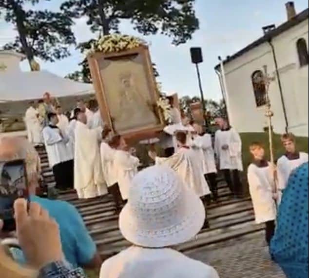 Aglonā gājiena laikā nogāžas svētbilde
