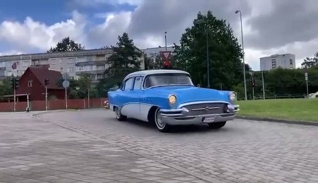 Rīgas ielas piepildījuši retro spēkrati