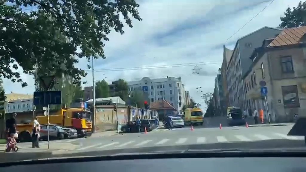 Rīgas centrā notikusi vismaz divu spēkratu sadursme