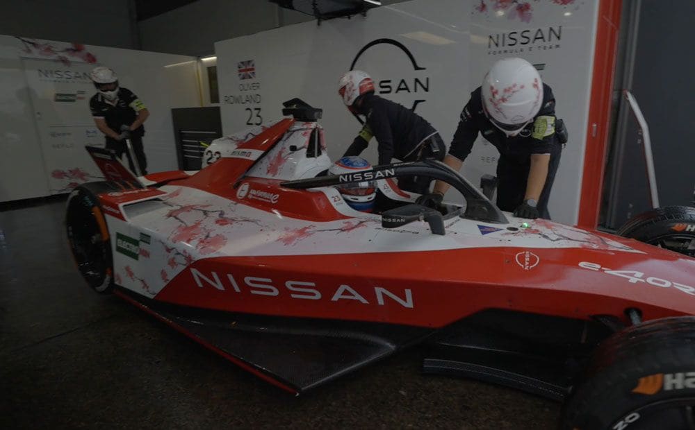 Kā elektriskā Formula E bruģē ceļu lielākai sniedzamībai ielas mašīnās?