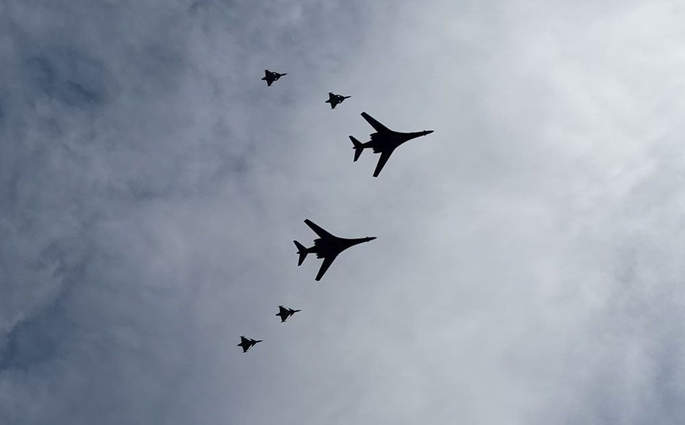 Rīgas centru pārlido ASV gaisa spēku bumbvedējs "B-1B Lancer"
