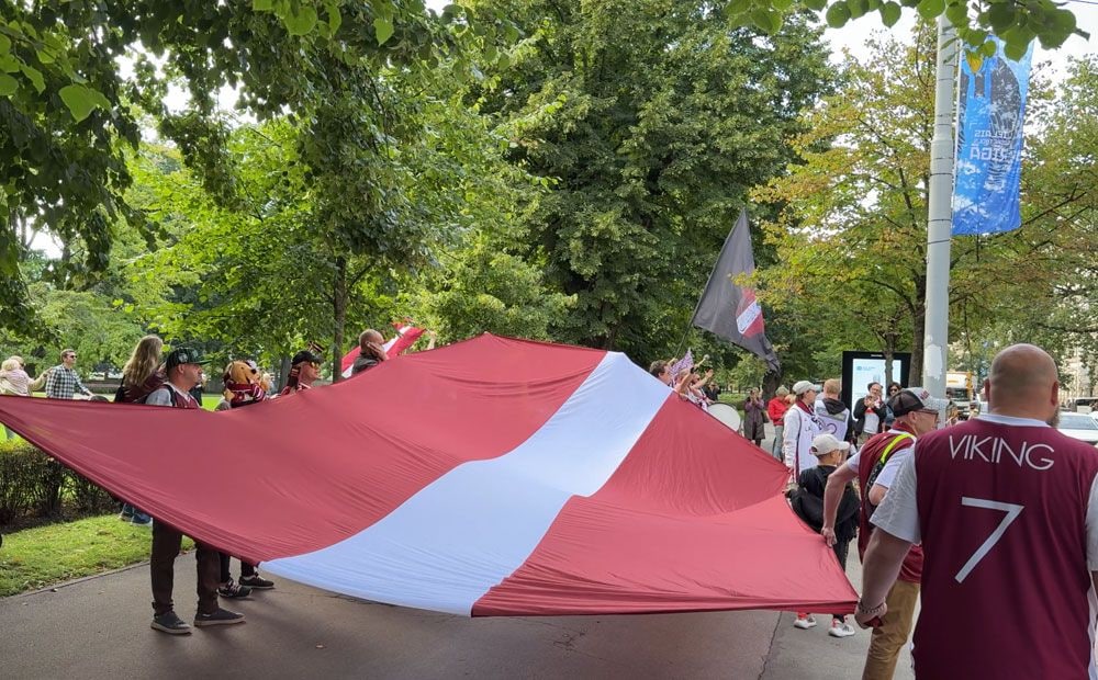 EuroBasket 2025: atraktīvi un enerģiski fani