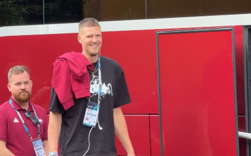 Porziņģis iekāpj autobusā