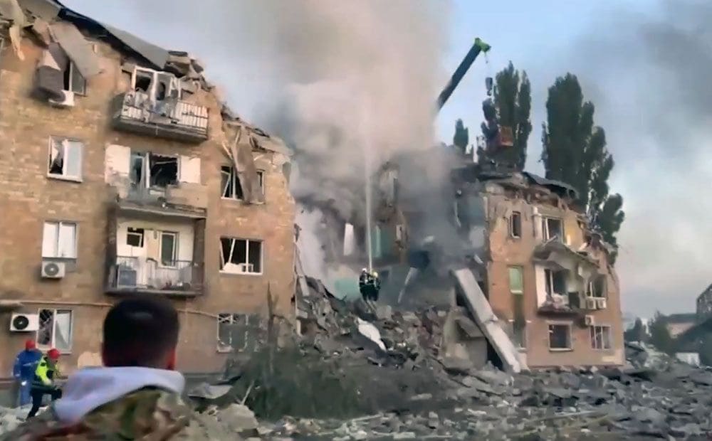 Krievu iebrucēji Kijivā uzbrukuši daudzdzīvokļu namam