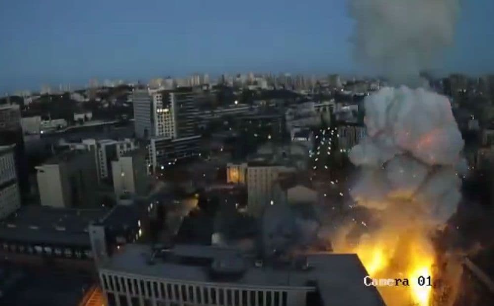Krievu okupantu ballistiskās raķetes trieciens Kijivā