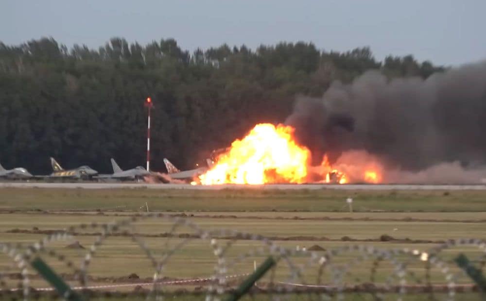 Radomas lidostā Polijā avarē F-16 iznīcinātājs