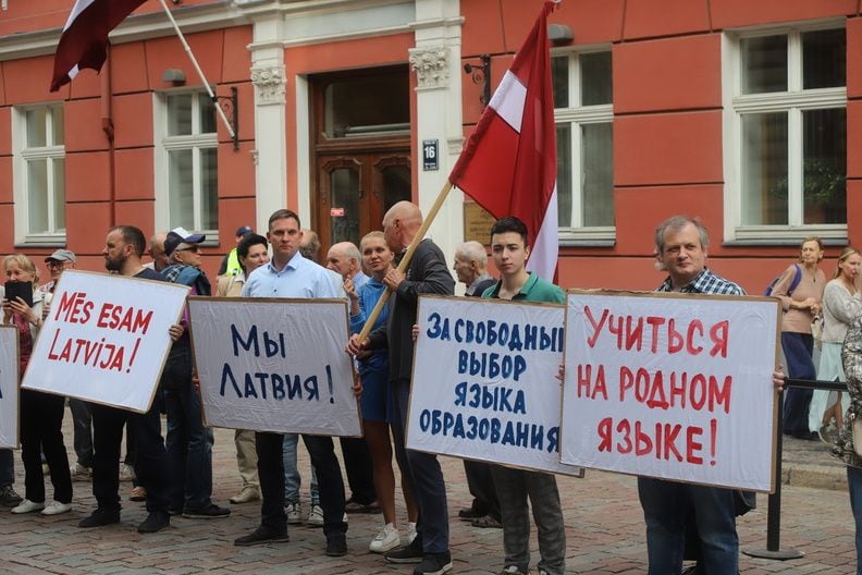 Pie Saeimas notiek pikets pret pāreju uz mācībām latviešu valodā