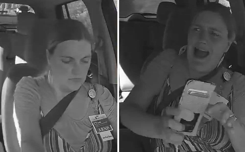 Sieviete auto vadīšanas laikā raksta īsziņas