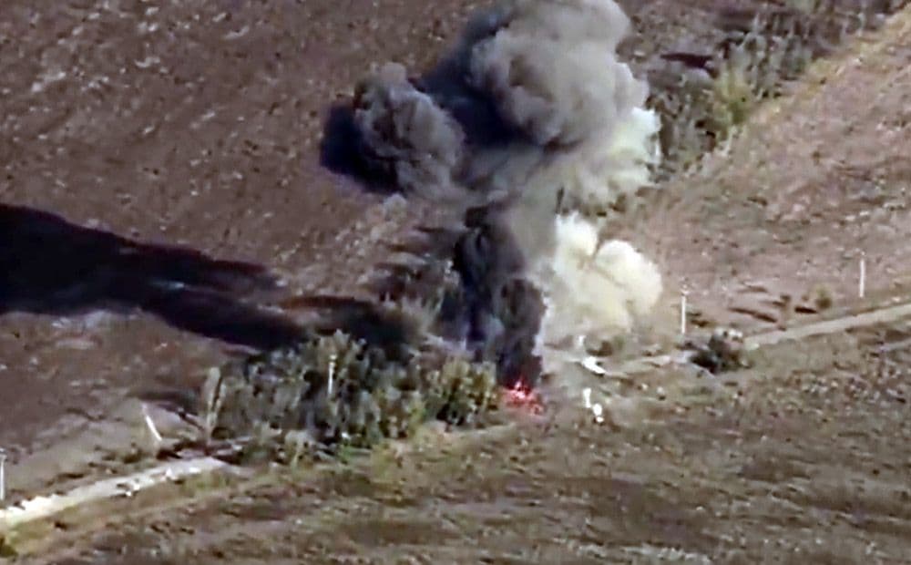 Ukrainas aizstāvji Pokrovskas asī iznīcina okupantu bruņutehnikas kolonnu