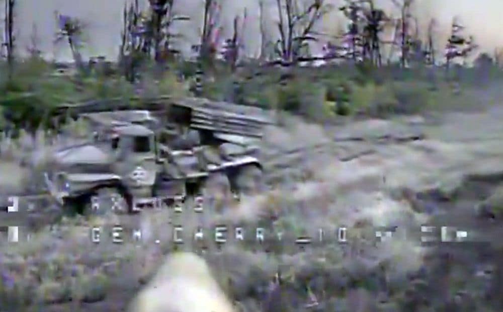 Ukraiņi ar dronu iespaidīgi iznīcina okupantu "Grad" raķešu kompleksu