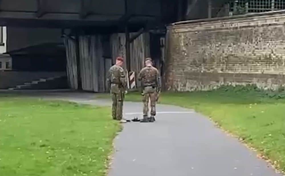 Militārā policija aiztur personu, kura pie Rīgas pils grasījās lidināt dronu