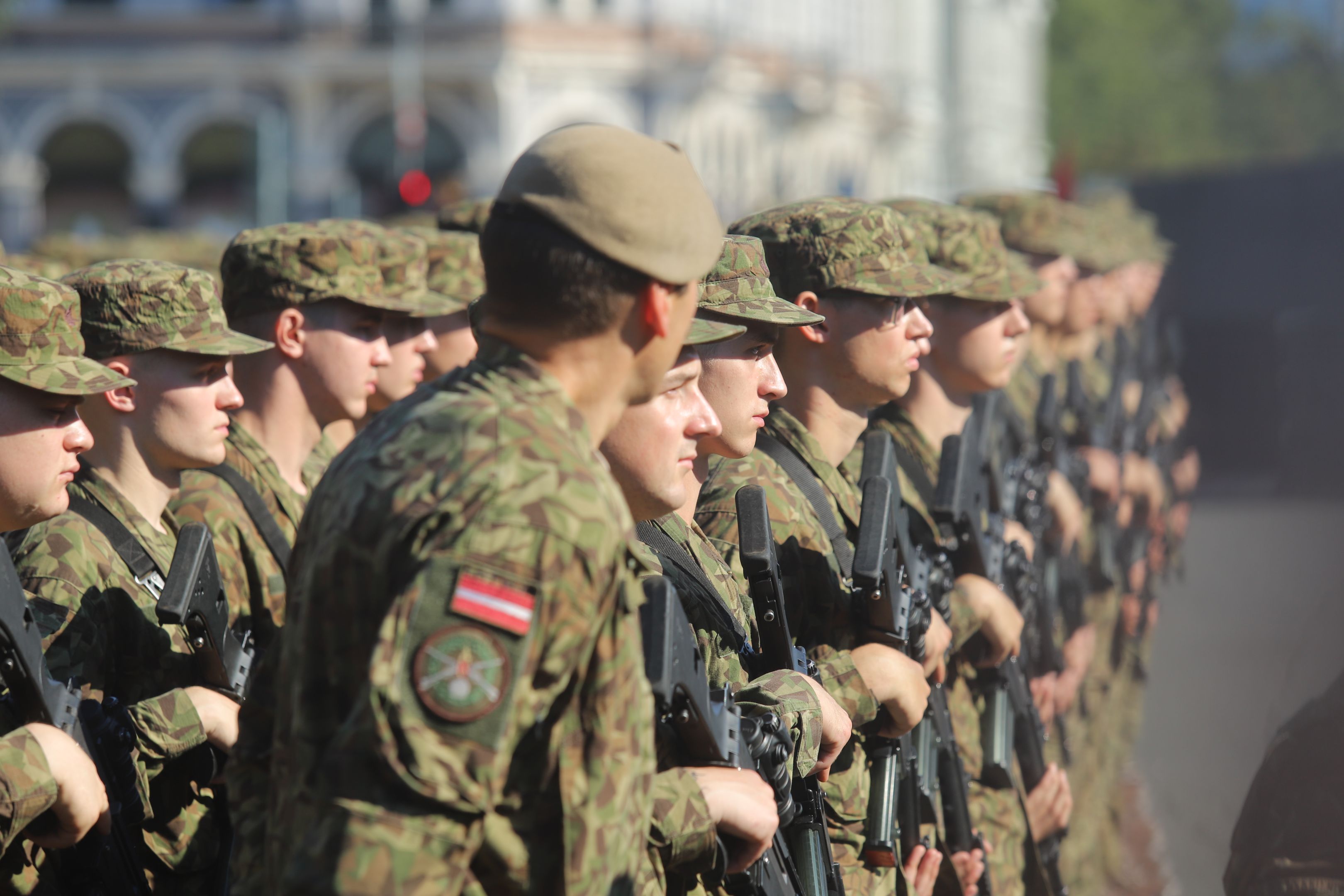 Valsts aizsardzības dienesta karavīri dod karavīra zvērestu