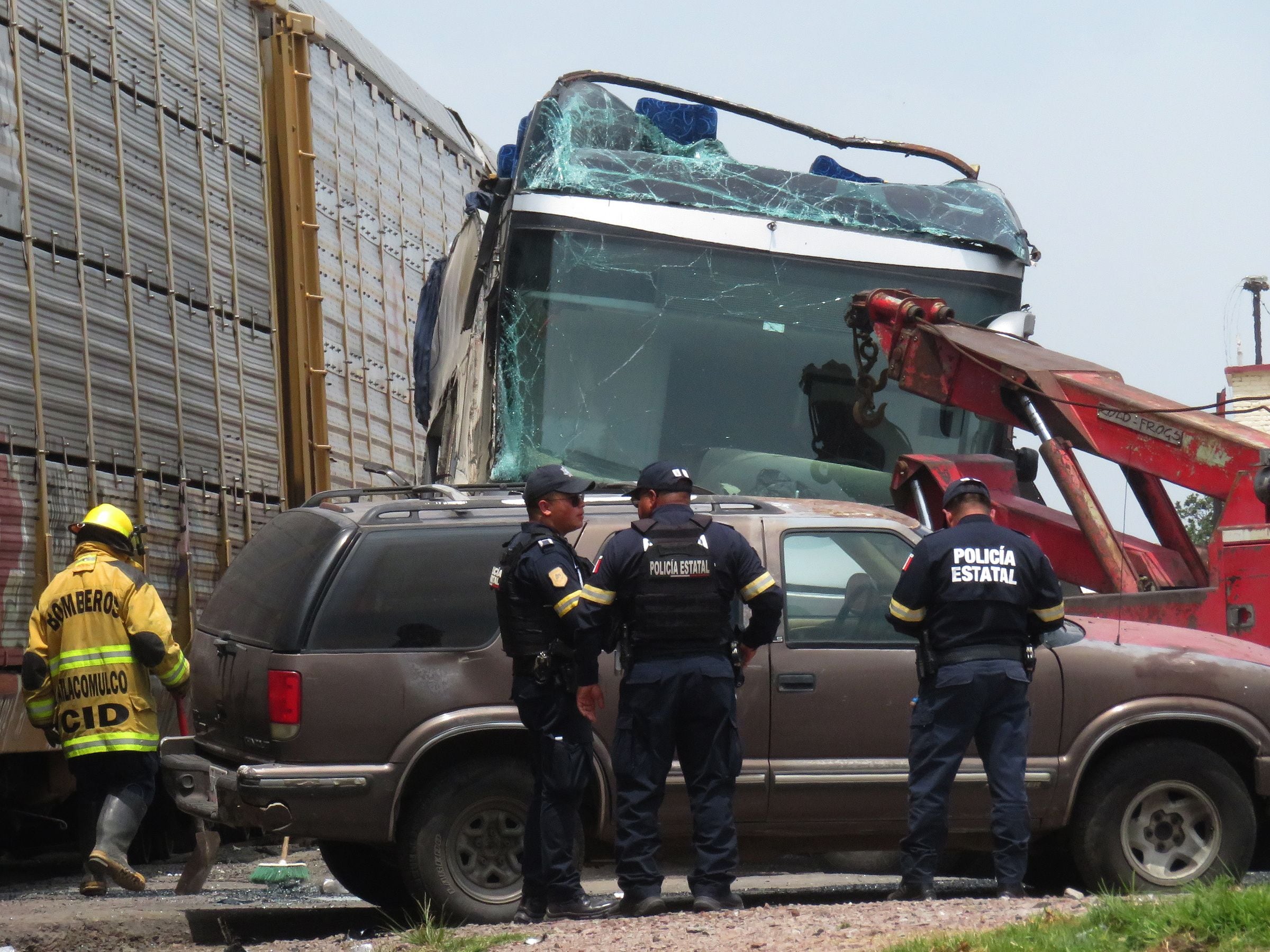 Meksikā kravas vilciens ietriecas autobusā un pārrauj to uz pusēm
