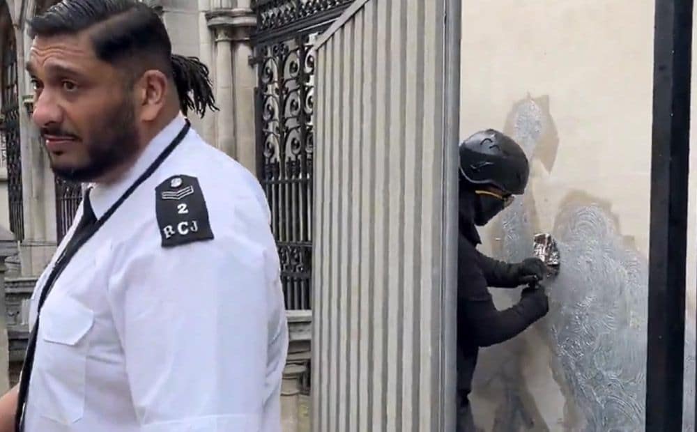 Londonā tiek notīrīts Benksija janais sienas murālis
