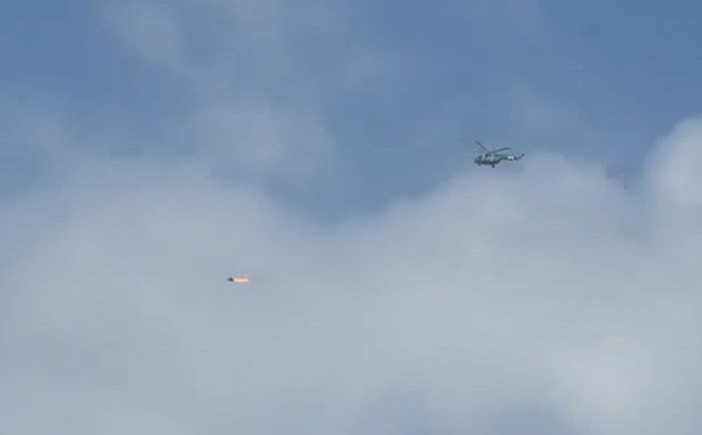 Ukrainas aizstāvji no helikoptera notriec okupantu trieciendronu