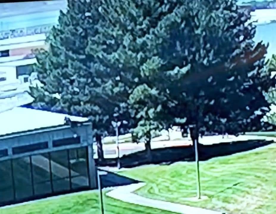 ASV aktīvista Čārlija Kērka slepkava bēg no notikuma vietas