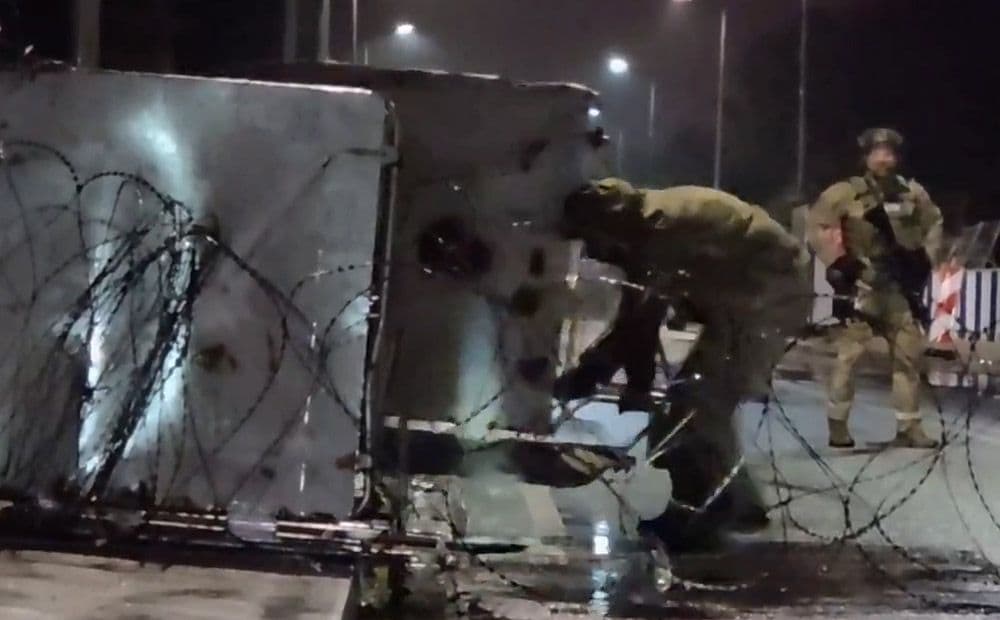 Polija slēdz robežu ar Baltkrieviju, uzstāda dzeloņstieples un barjeras