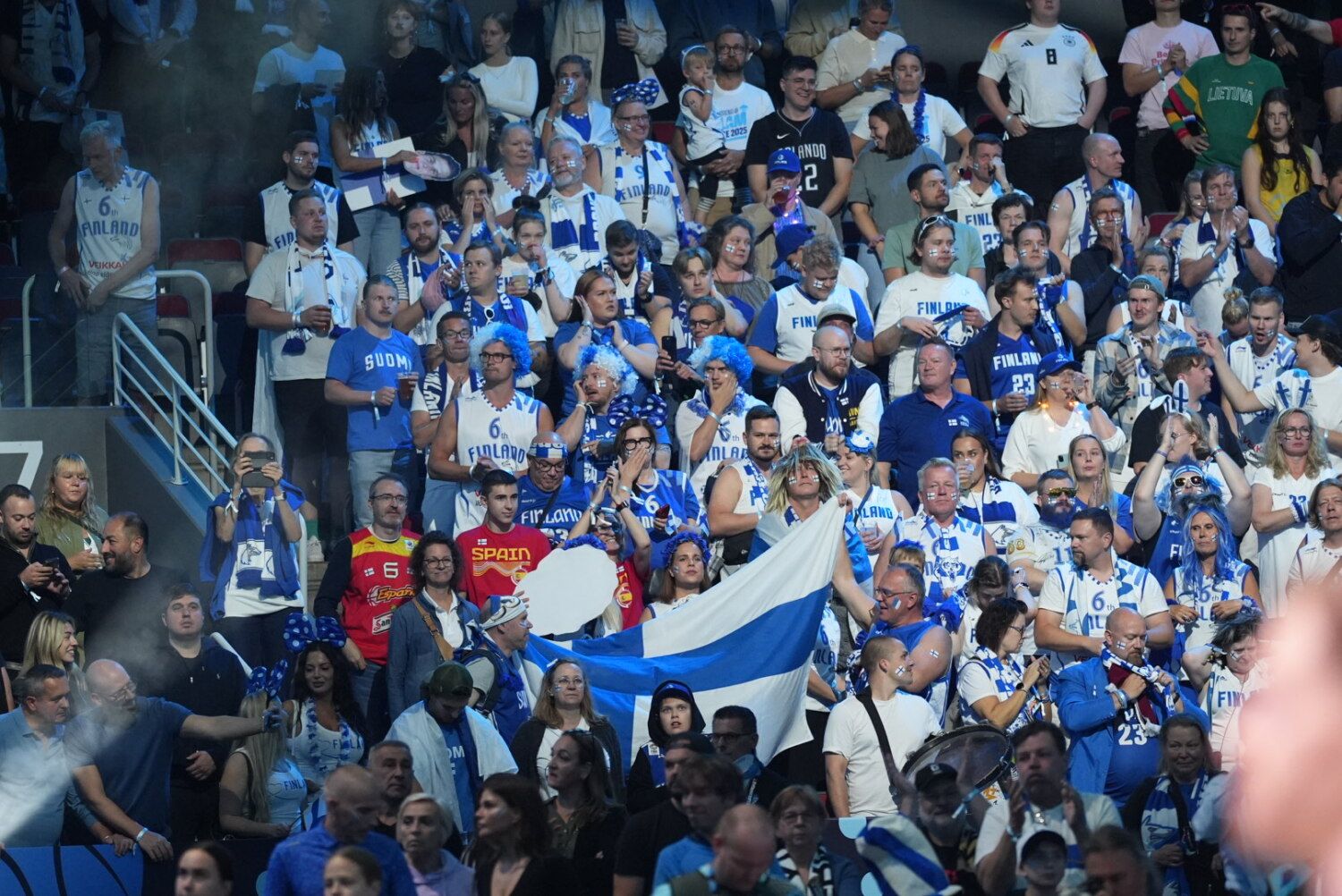 Somijas fani Rīgā līdz pēdējai minūtei atbalsta savu izlasi