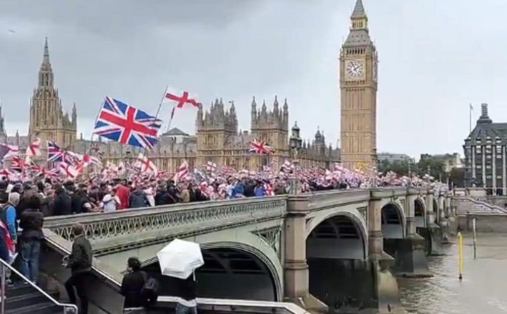 Milzīga imigrācijas pretinieku demonstrācija Londonā