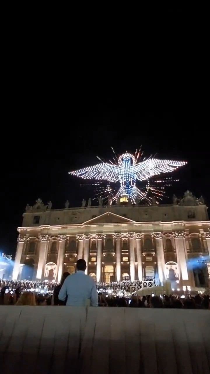 Vatikānā aizvadīts iespaidīgs dronu šovs