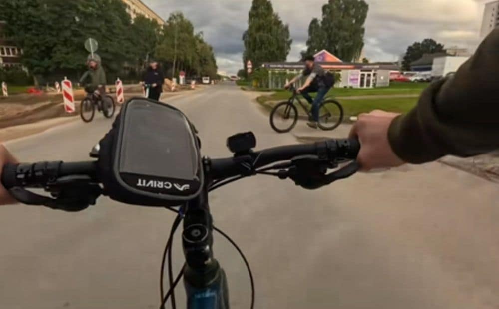 Rīgā uzvirmo konflikts starp diviem velosipēdistiem