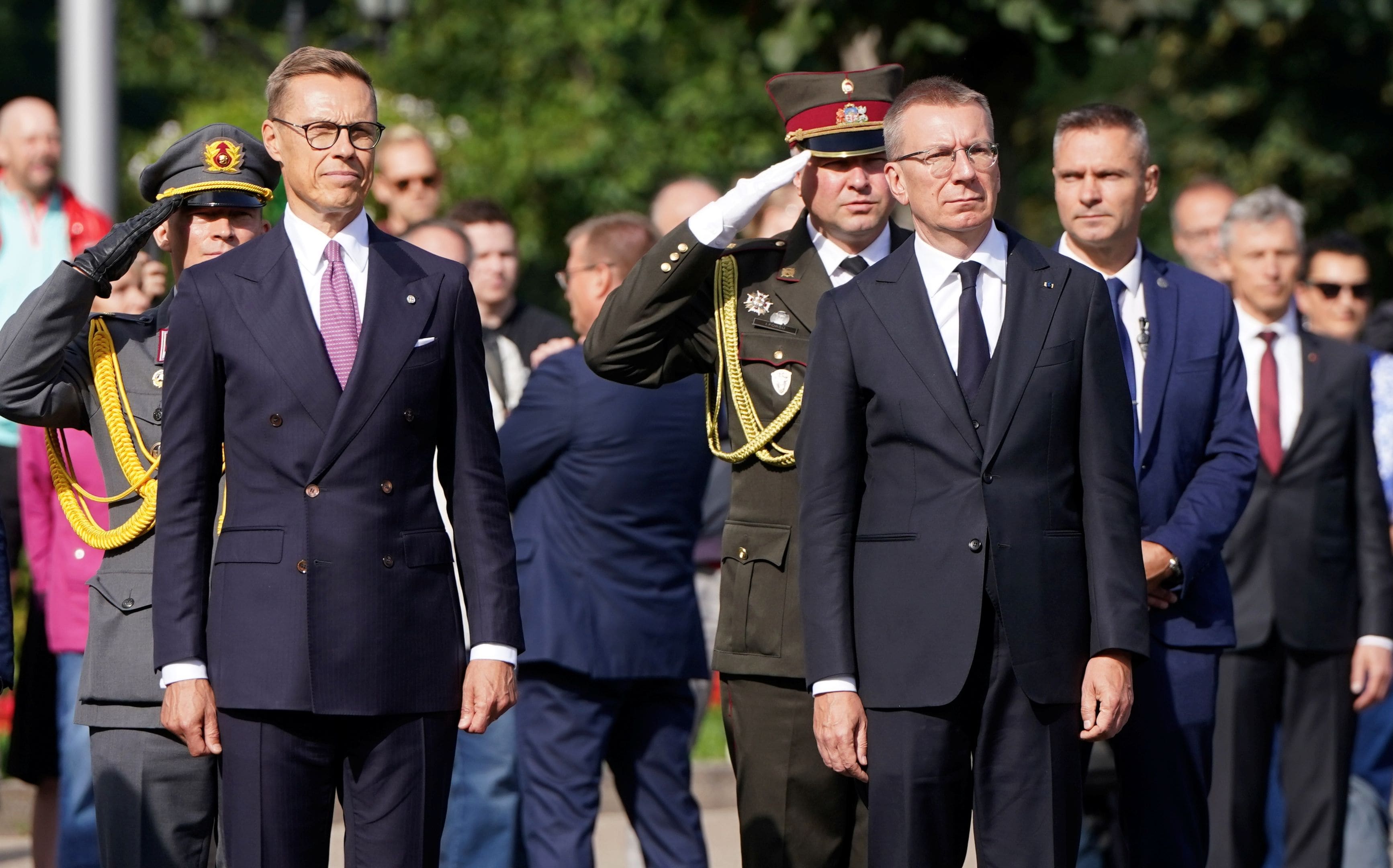 Somijas prezidents ar dzīvesbiedri piedalās svinīgā ceremonijā pie Brīvības pieminekļa