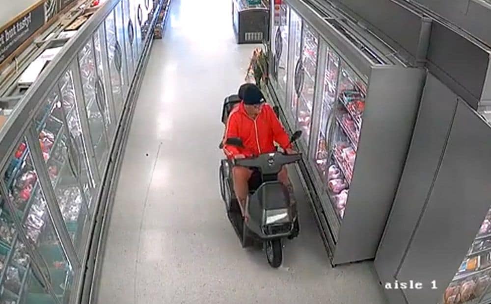 Veikala novērošanas kameras fiksē 63 gadus vecu vīrieti zogam gaļas steikus