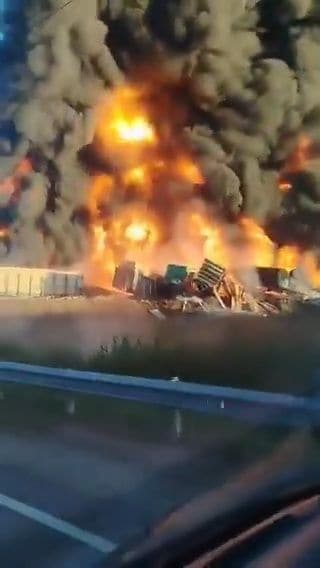 Krievijā kravas automašīnas sadūrusies ar vilcienu, kas pārvadā benzīnu
