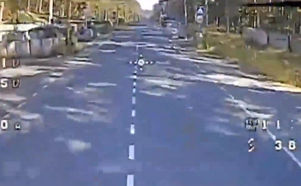 Ukrainas FPV drons Krievijas kontrolpunktā uzbrūk okupantam
