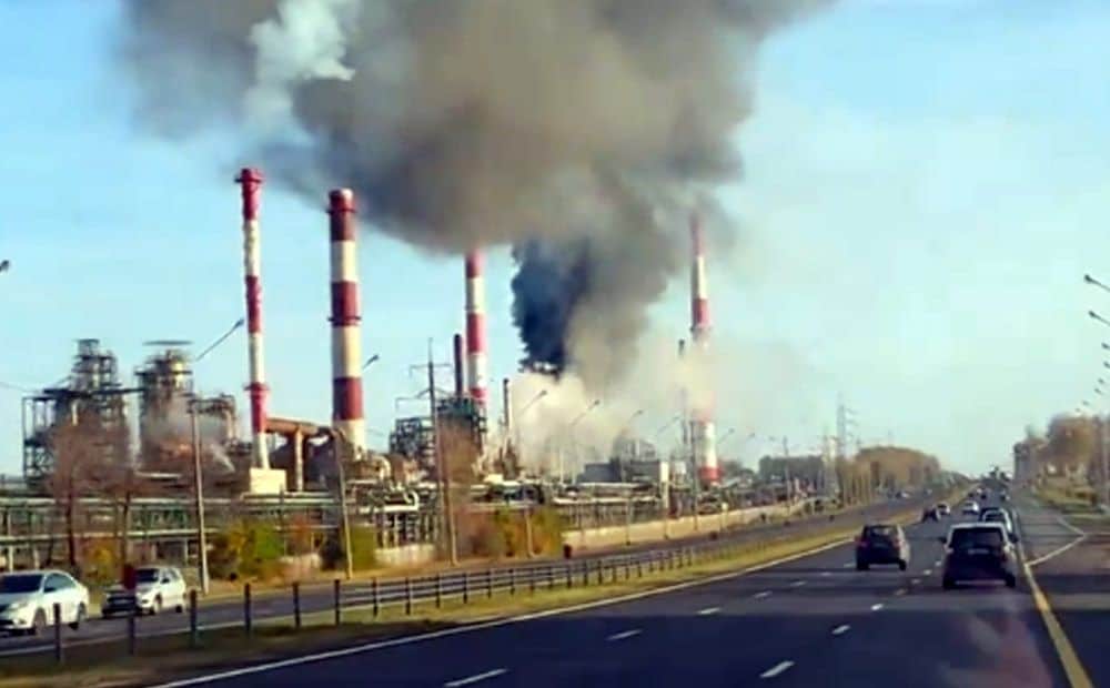 Jaroslavļā deg viena no Krievijas lielākajām naftas pārstrādes rūpnīcām