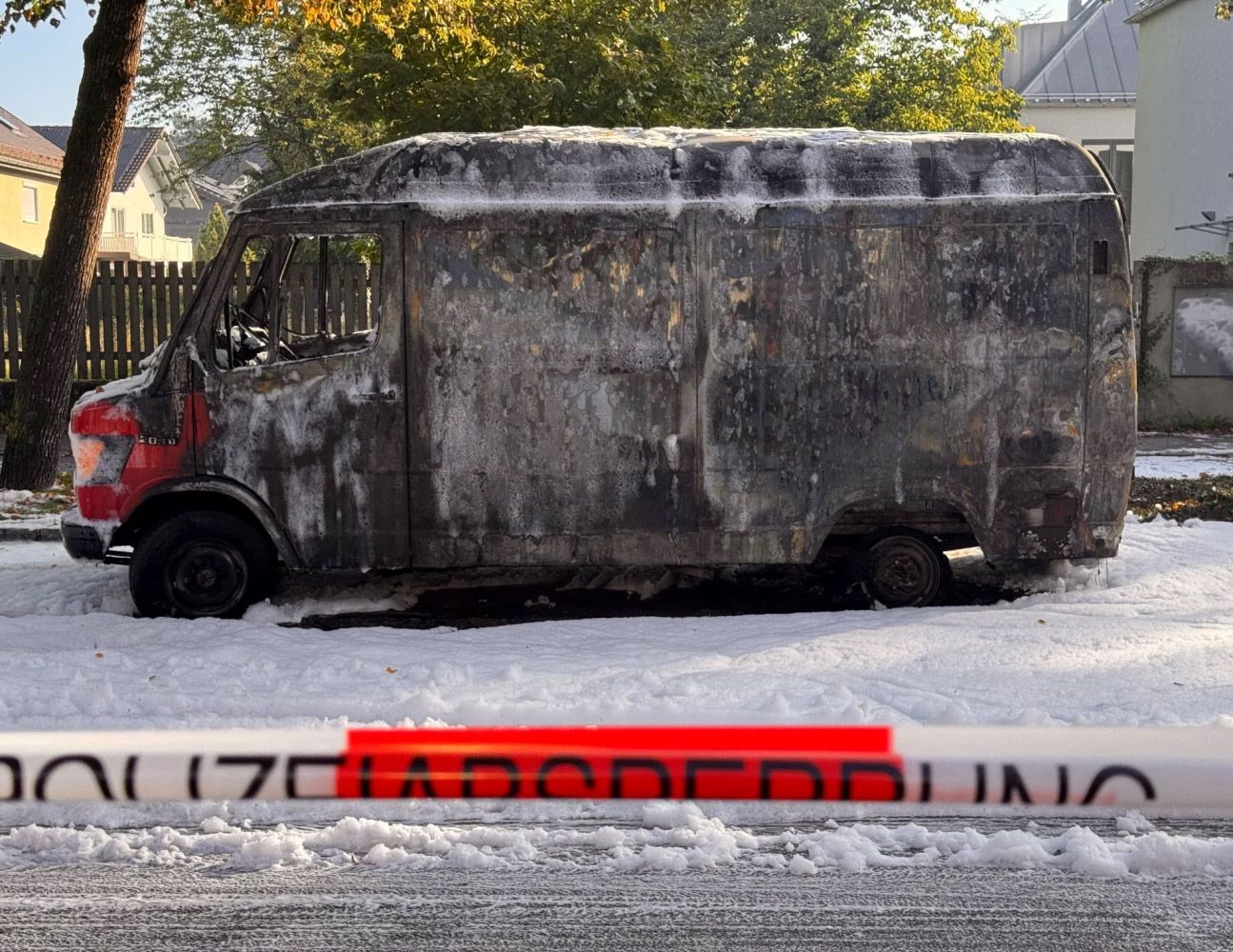 Minhenē pie kādas ēkas uzliesmo mikroautobuss