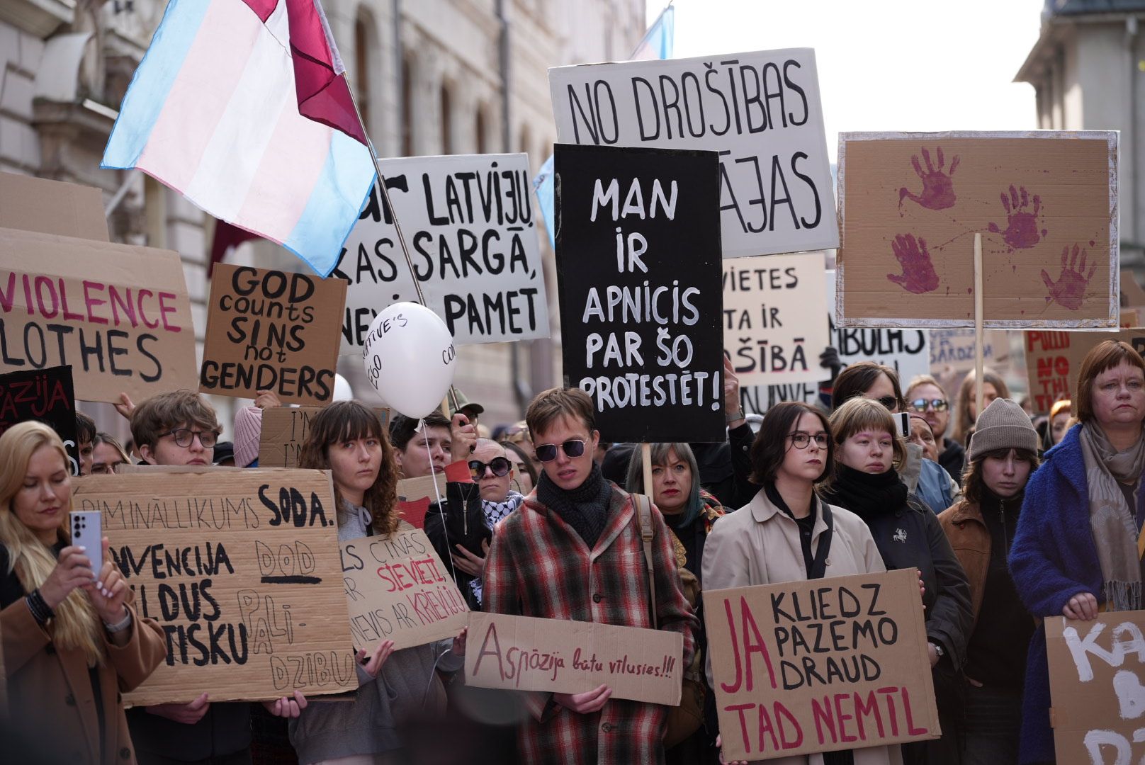 Aktīvisi pie Saeimas rīko protestu pret izstāšanos no Stambulas konvencijas