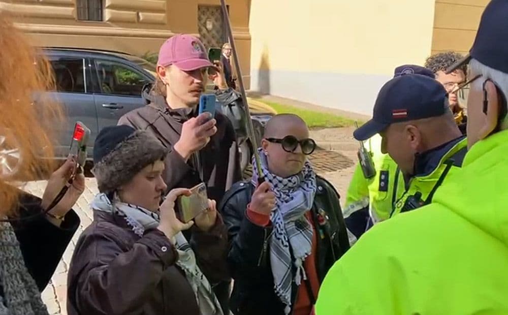 Policija vēršas pret aktīvisi Mētru Saberovu saistībā ar viņas karogu