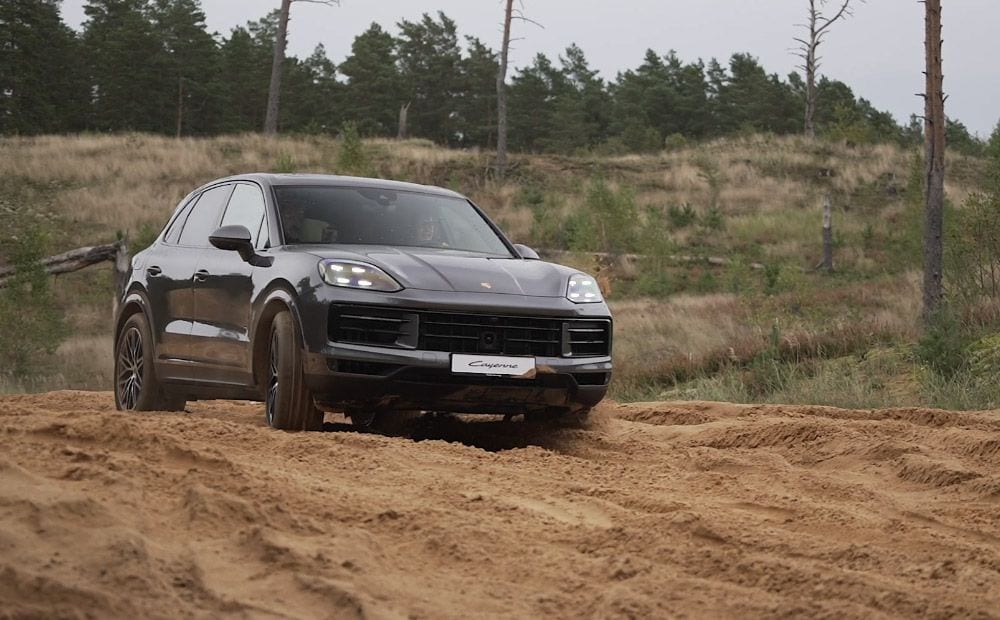 Ar "Porsche" dubļos līdz ausīm un smaidu sejā