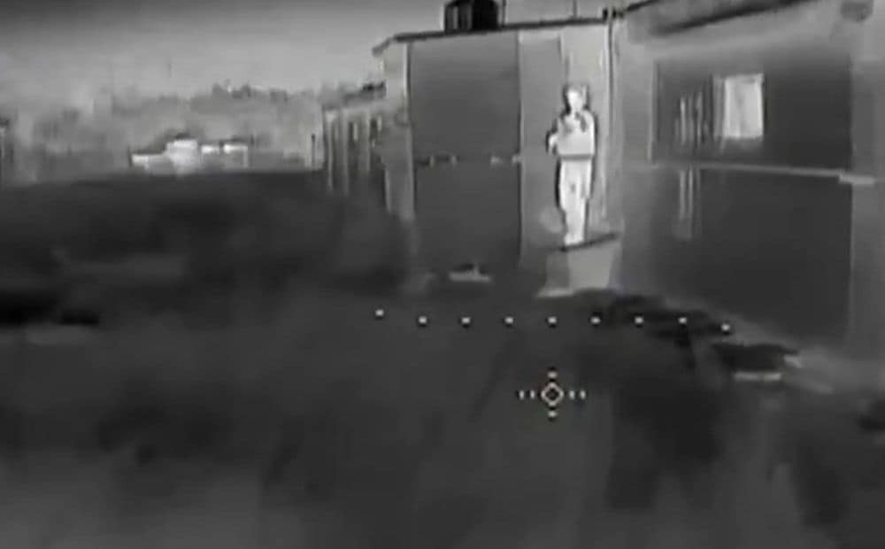 Ukraiņu FPV bezpilota lidaparāts uzbrūk Krievijas drona pilotam