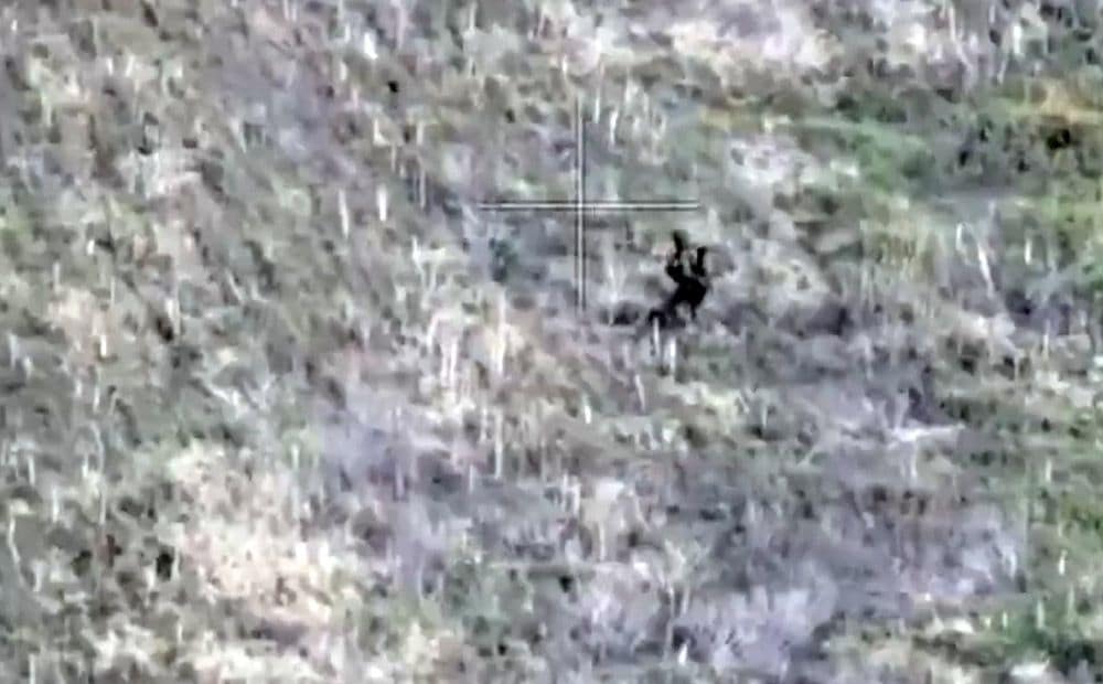 Krievu okupantu kājnieki bez aizsega šķērso atklātus laukus Pokrovskas frontē