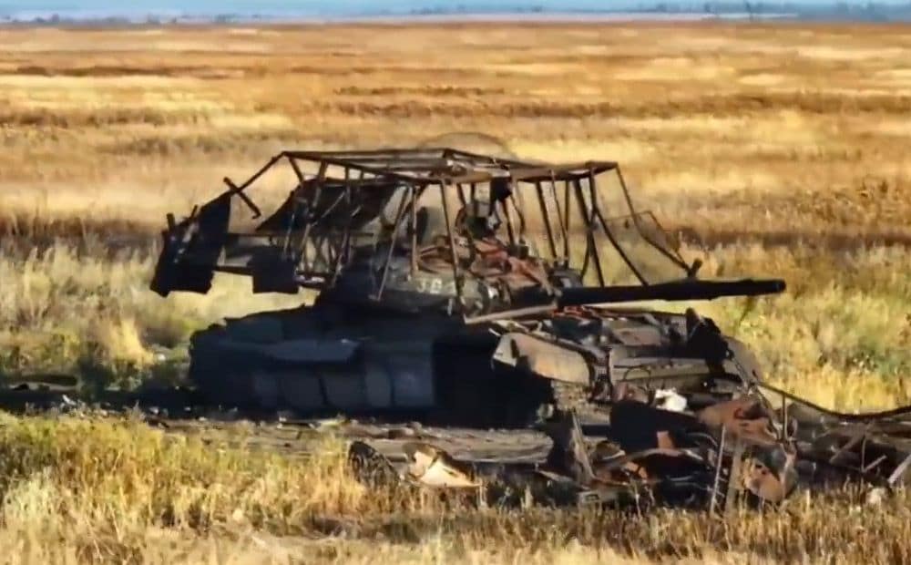Ukrainas austrumos iznīcināts krievu okupantu tanks "T-62"