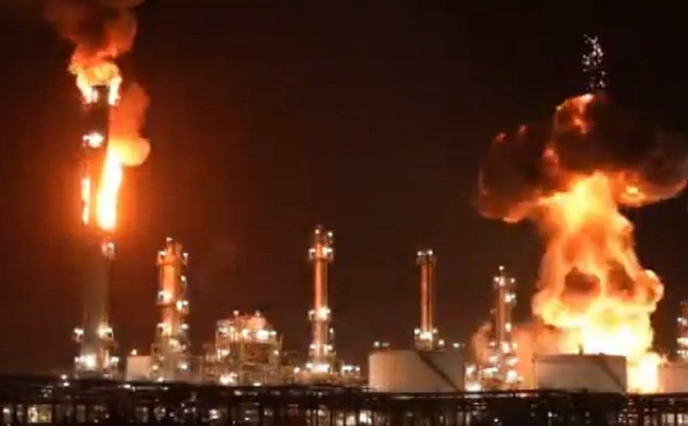 Pēc dronu trieciena Kotovā uzliesmo "Lukoil" gāzes pārstrādes rūpnīca