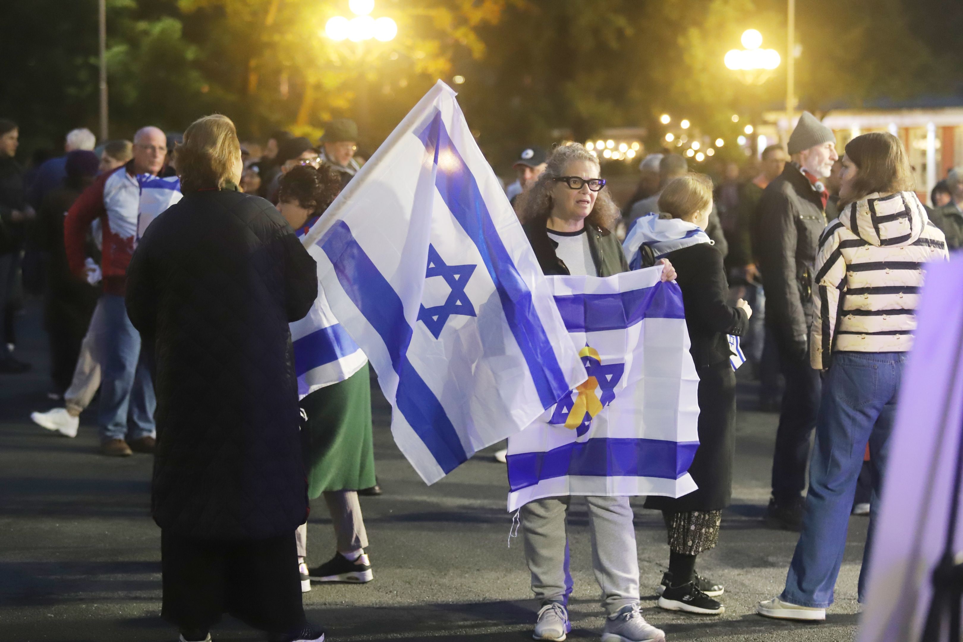 Izraēlas atbalsta akcija pie Brīvības pieminekļa, pieminot palestīniešu teroristu asiņainā uzbrukuma otro gadskārtu
