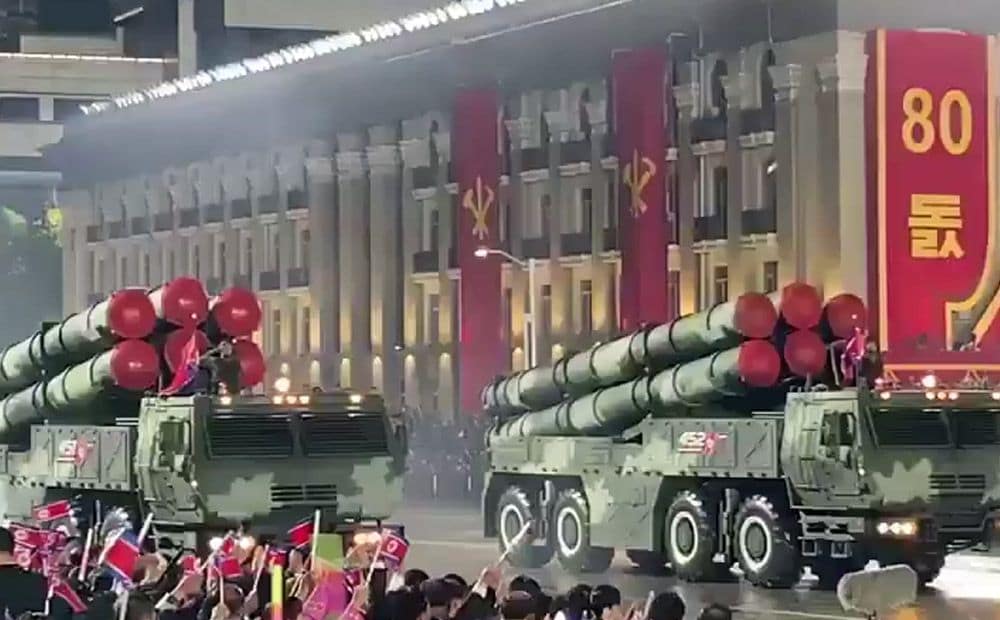Ziemeļkoreja militārajā parādē demonstrē jaunu tālas darbības rādiusa raķeti